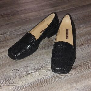 Trotters Lori black woven design women’s loafers Sz8 EUC worn once